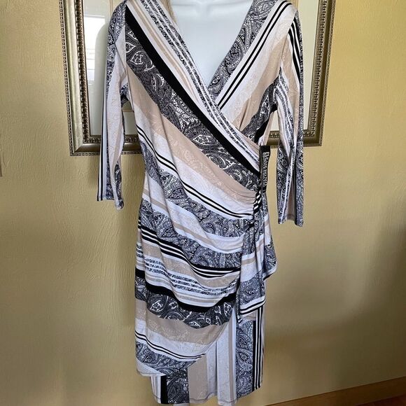 New figure Slimming Faux Wrap dress, Small - Picture 2 of 3